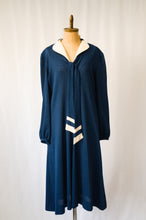 画像をギャラリービューアに読み込む, Vintage 70's nerd-priest dress